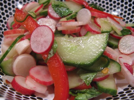 Салат из цветной капусты с огурцами и редисом