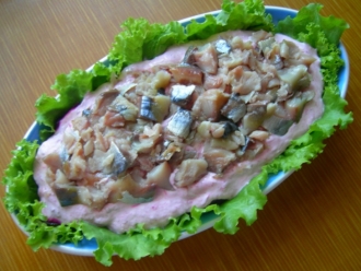 Салат из копченой скумбрии с хреном