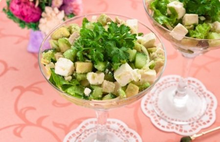 Салат с авокадо, куриным филе и фетой