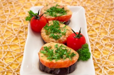 Баклажаны, запеченные с помидорами и сыром
