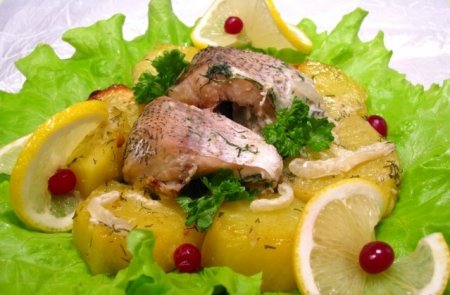 Рыба с картофелем, запеченные в «рукаве»