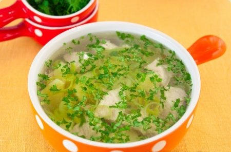 Суп с индейкой, картофелем и луком пореем