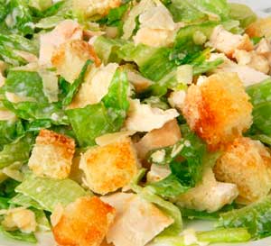 Классический салат «Цезарь».