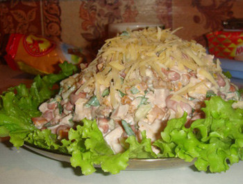 Салат из фасоли с курицей и сухариками