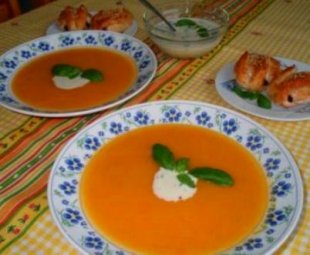 Суп морковный с соусом песто